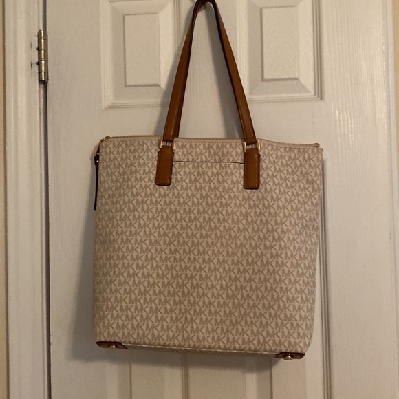 Michael’s Kors Purse! - Picture 3 of 11